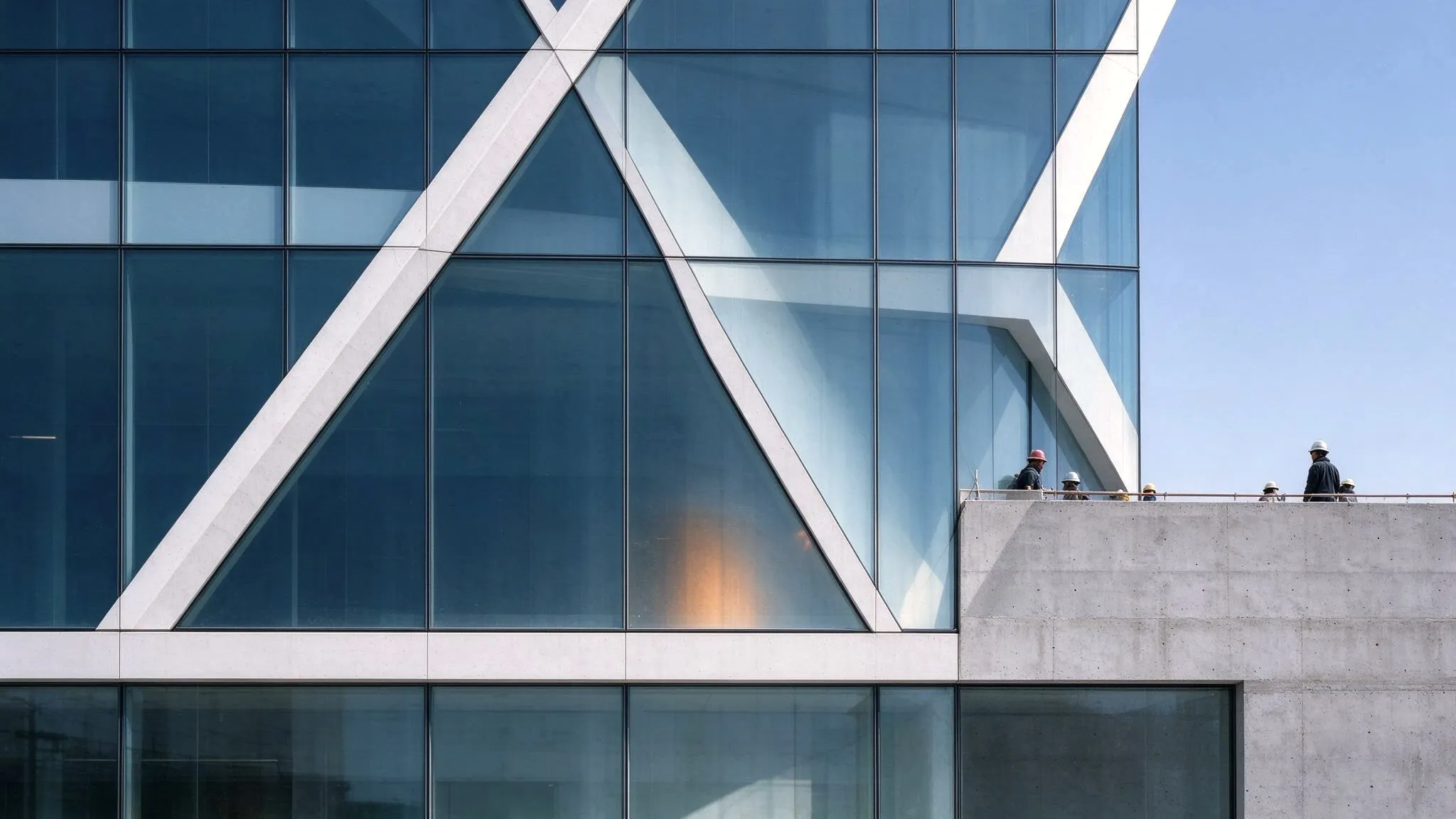 Moderne Fassadenarchitektur mit geometrischen Glaselementen